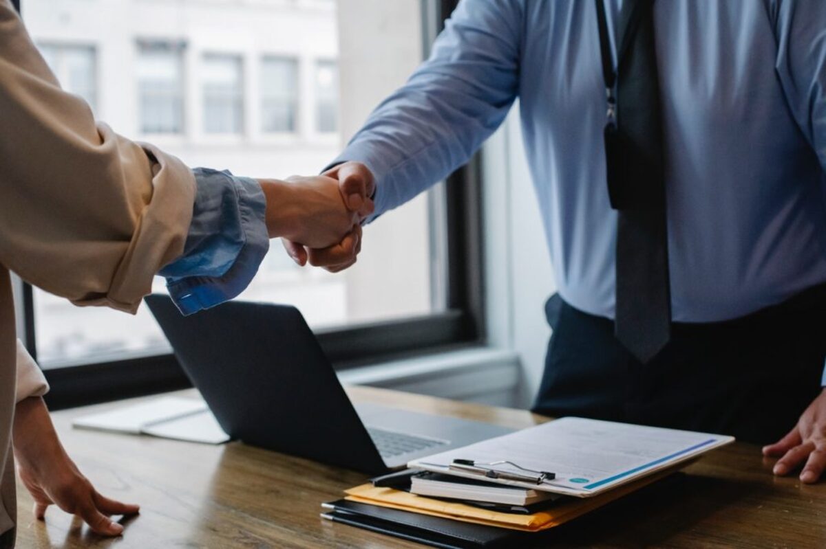 2 people shaking hands