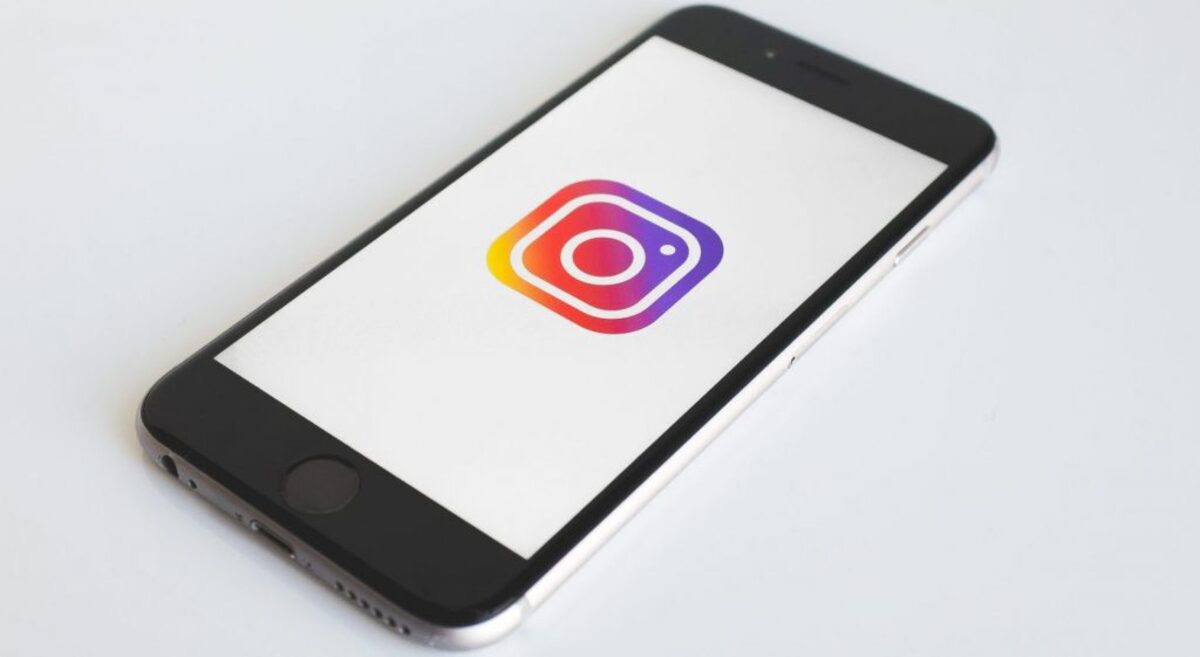 Instagram logo in space gray iPhone 6