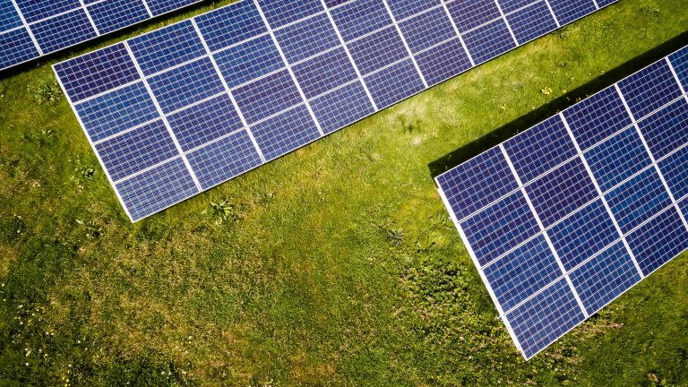 The Benefits of Using a Solar Battery for Your Home's Energy Needs