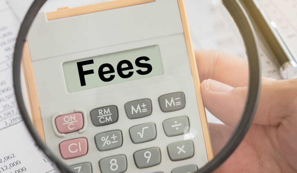 Comparing Flat Fees vs Commission-Based Fees